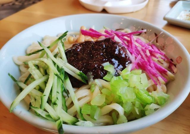 炸酱面 – Zhajiangmian (Noodles with Soybean Paste)