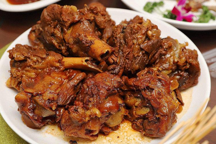 酱骨头 – Soy-Braised Pork Bones (Jiang Gutou)